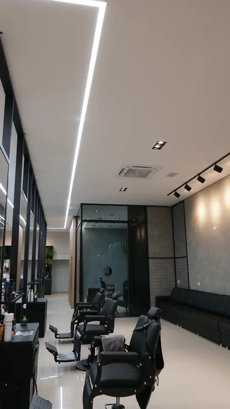 Corredor da barbearia com LED e cadeiras de couro
