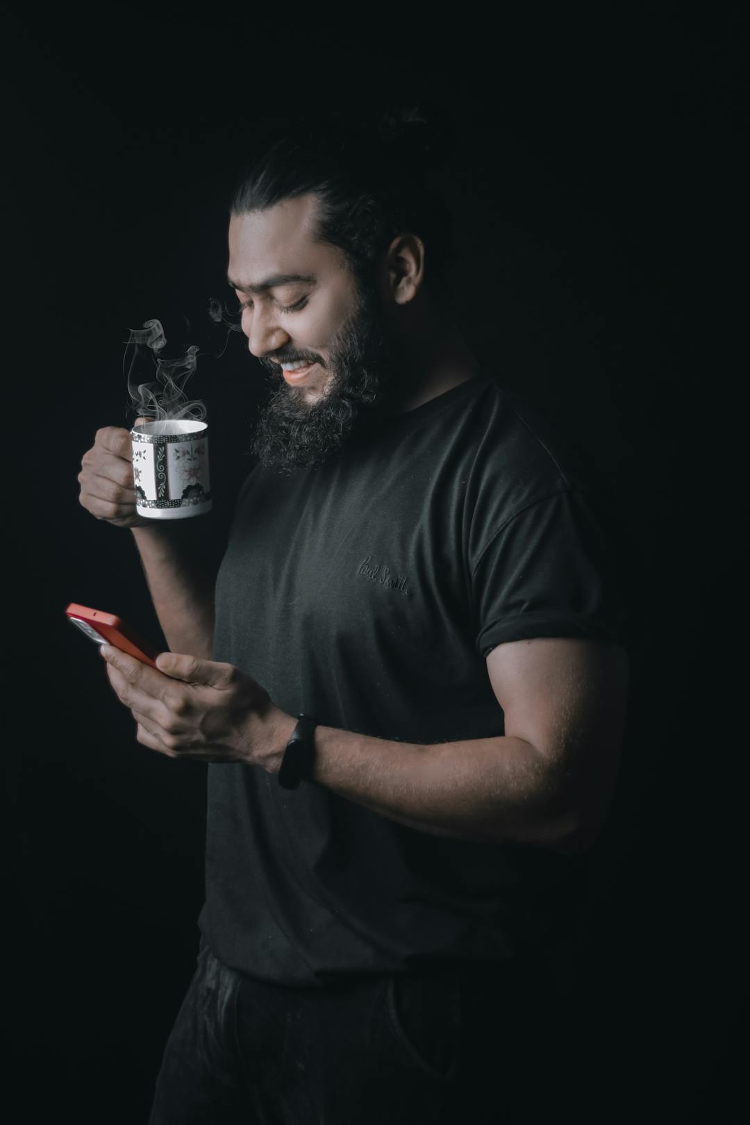 Cliente satisfeito agendando pelo celular